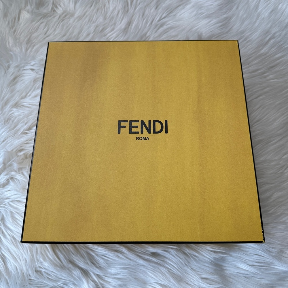 Fendi Match
Turquoise nylon high-tops - Picture 6 of 11